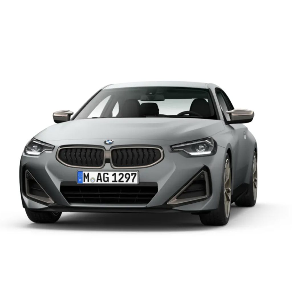 Studioaufnahme eines BMW M2 in der Farbe Grau vor einem weißen Hintergrund.