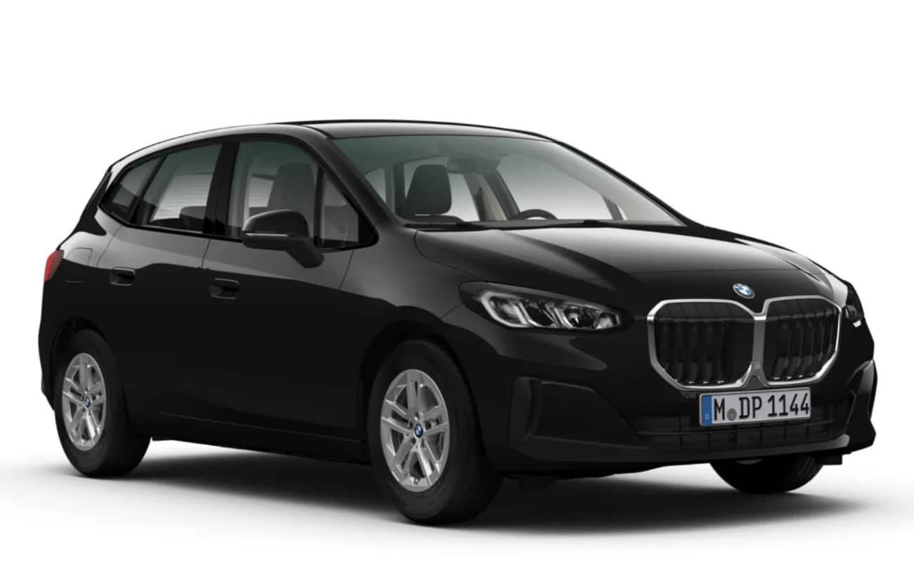 Schwarzer BMW 2er Active Tourer auf weißem Hintergrund