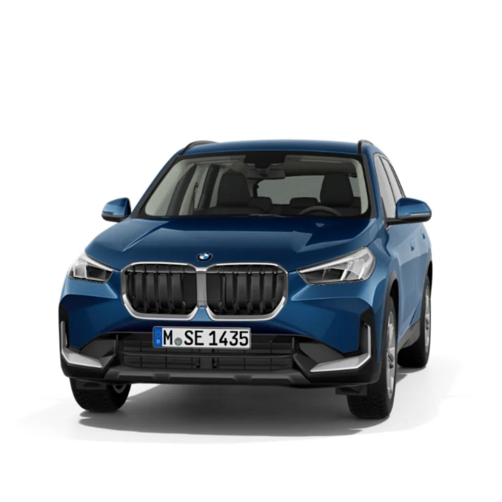 Studioaufnahme eines BMW X1 in der Farbe Blau vor einem weißen Hintergrund.