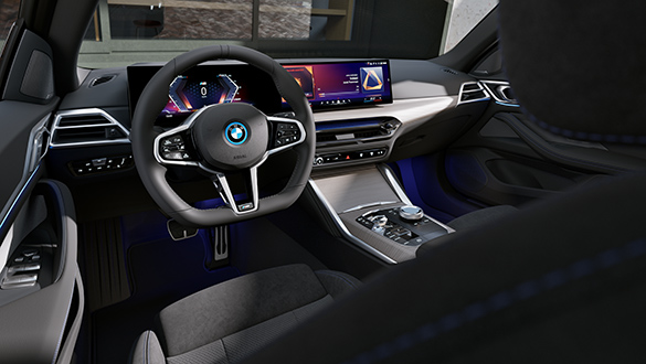 Cockpit des BMW i4 mit hochwertigen Designelementen und Blick aus der Frontscheibe