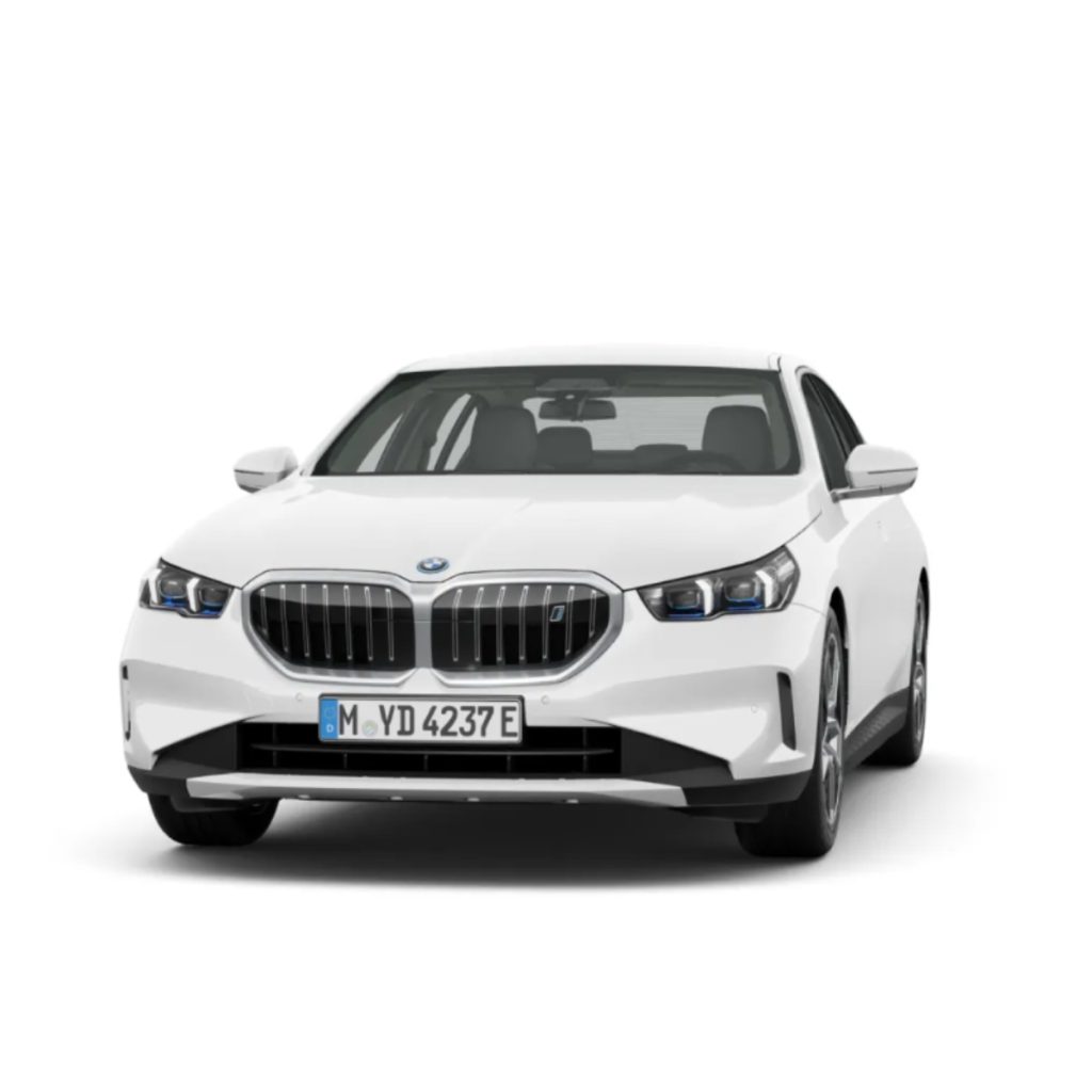 Studioaufnahme einer BMW i5 Limousine in der Farbe Weiß vor einem weißen Hintergrund.