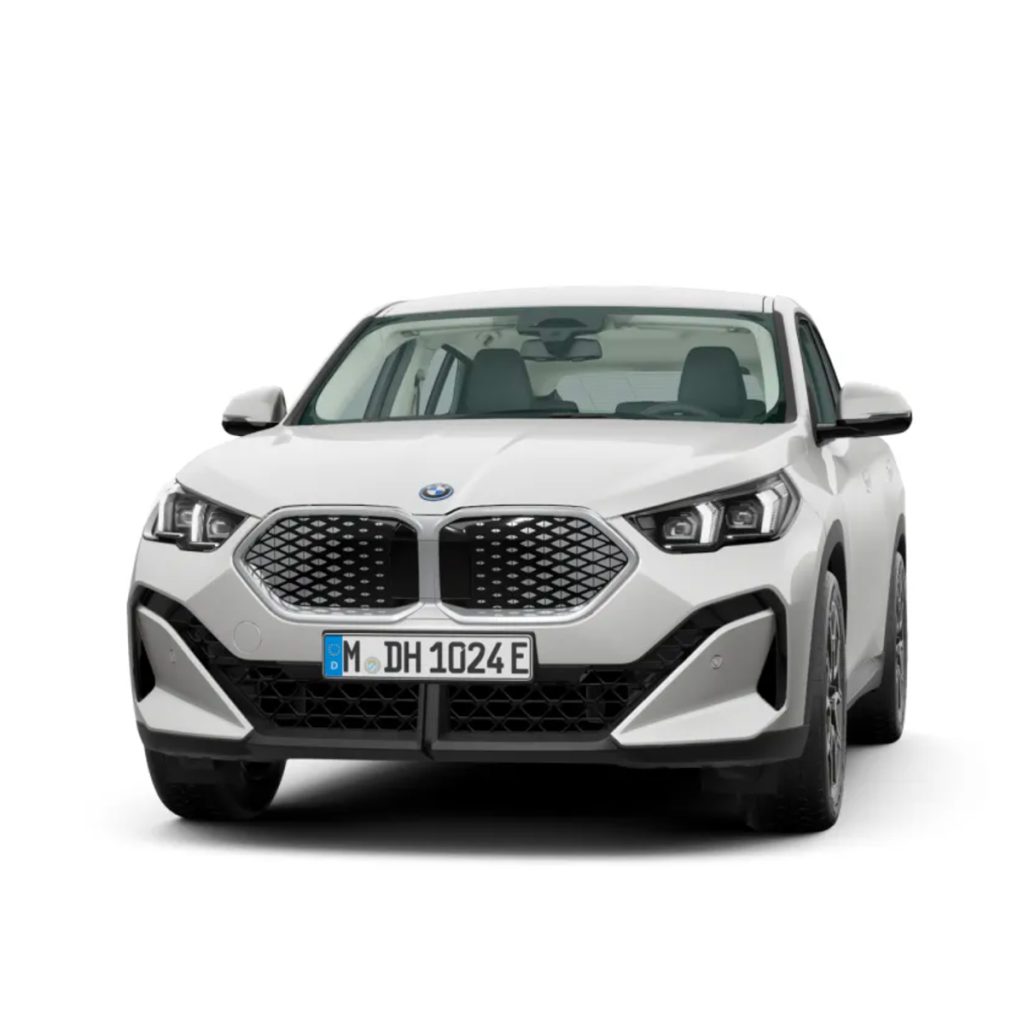 Studioaufnahme eines BMW iX2 in der Farbe Weiß vor einem weißen Hintergrund.