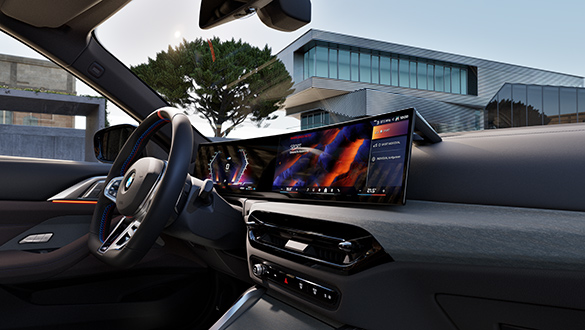 Detailaufnahme des BMW Displays, der Bedienelemente und des Lederlenkrades in einem BMW 4er Cabrio M Automobil aus der Perspektive des Beifahrers