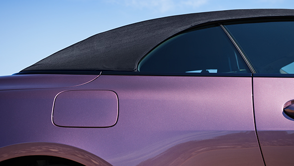 Detailaufnahme des Cabrioverdecks eines BMW M4 Competition Cabrios in der Farbe Rosa