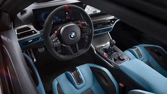 Detailaufnahme des Cockpits eines BMW M4 Competition Coupé, Fokus auf das Lederlenkrad