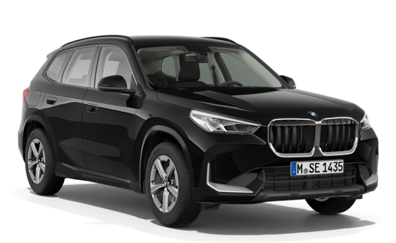 BMW X1 in der Farbe Schwarz als Neuwagen in Frontansicht ohne Hintergrund