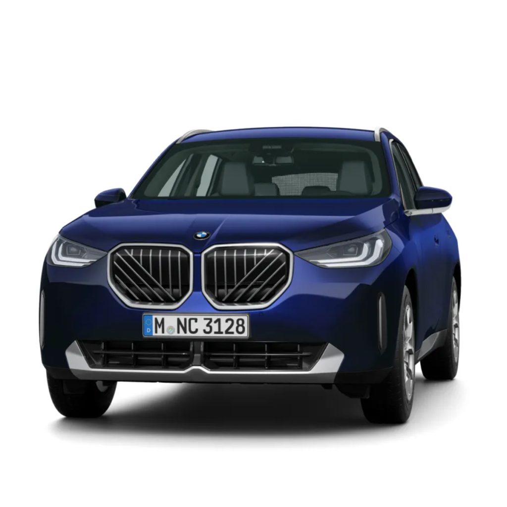 Studioaufnahme eines BMW X3 in der Farbe Dunkelblau vor einem weißen Hintergrund.