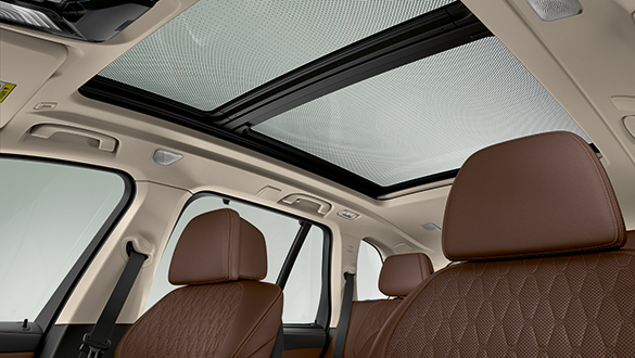 Geöffnetes Panoramadach mit braunen Ledersitzen im BMW X5.