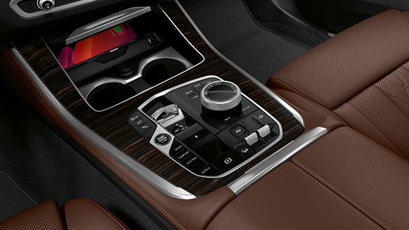 Mittelkonsole mit Drive-Controller und Smartphone-Ablage im BMW X5.