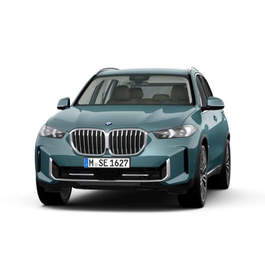 Studioaufnahme eines BMW X5 in der Farbe Türkis vor einem weißen Hintergrund.