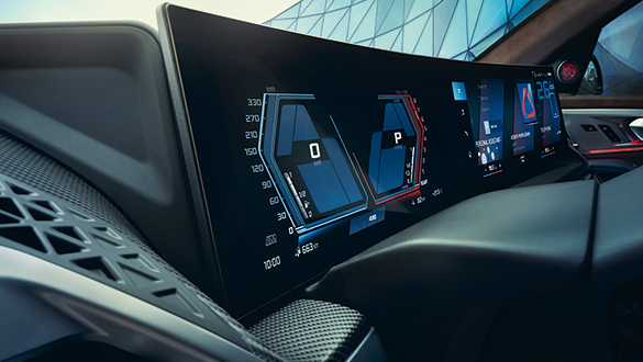 BMW XM Innenraum und Cockpit mit digitalem Instrumentenpanel, Infotainmentsystem und Luxusdesign.