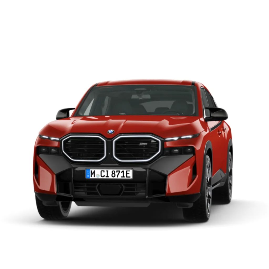 Studioaufnahme eines BMW XM in der Farbe Rot vor einem weißen Hintergrund.