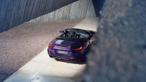 BMW Z4 Roadster in Aubergine, in minimalistischer urbaner Umgebung, mit Münchner Zulassung und geöffnetem Verdeck präsentiert