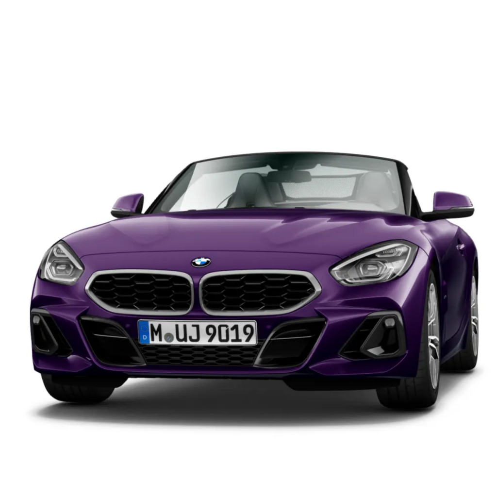 Studioaufnahme eines BMW Z4 in der Farbe Violett vor einem weißen Hintergrund.