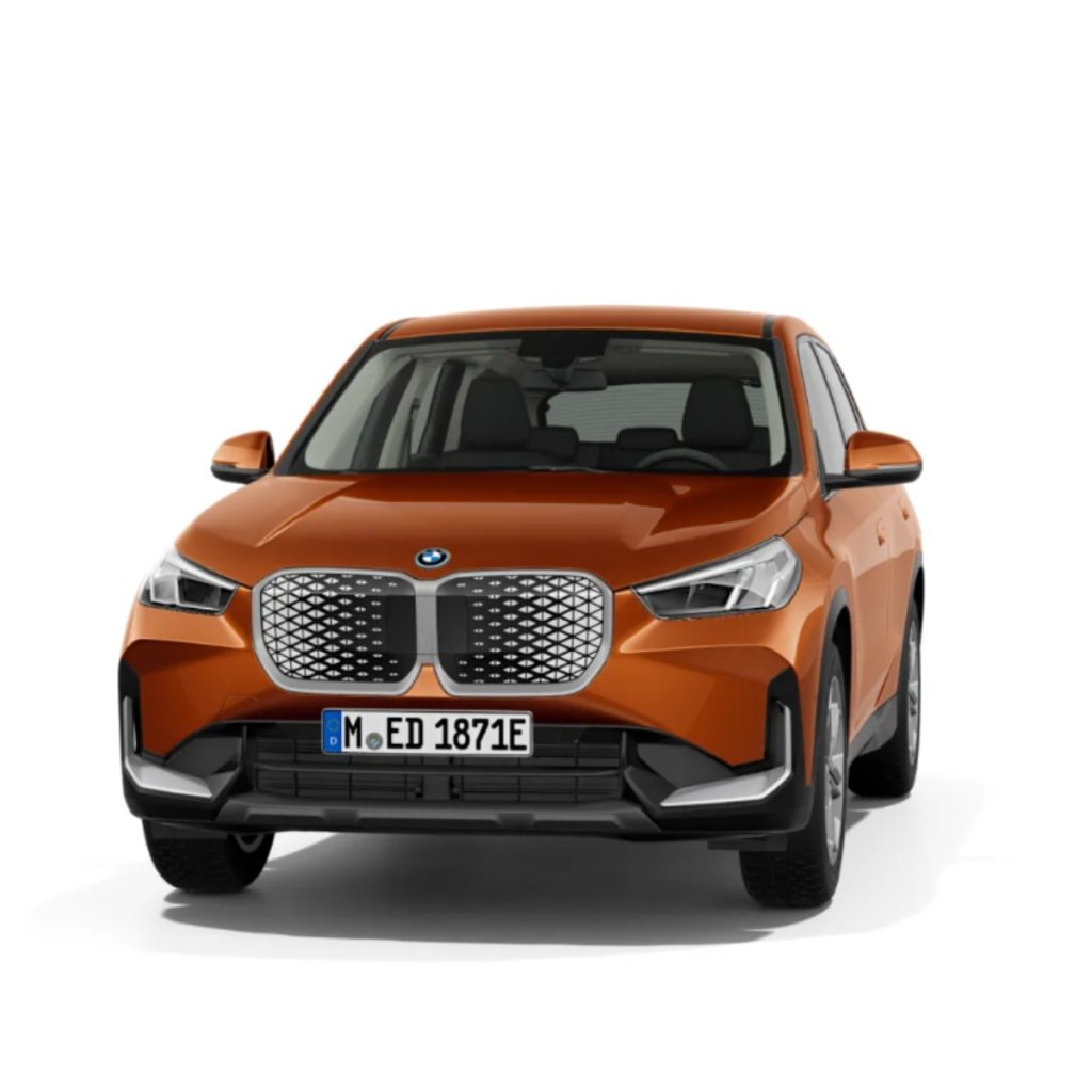 Studioaufnahme eines BMW iX1 in der Farbe Orange vor einem weißen Hintergrund.