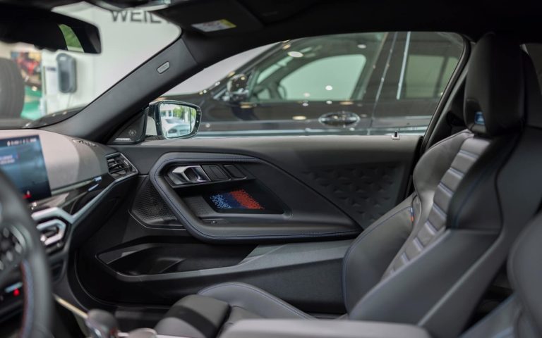 Blick auf die Fahrerseite des BMW M135 mit Fokus auf dem Cockpit und den M Sportsitze