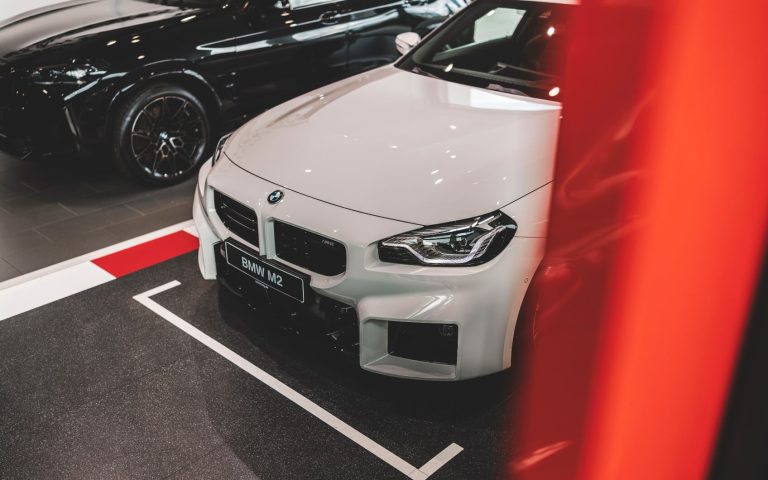 Frontansicht auf den BMW M2 Coupé im Showroom der Automag, Fokus auf der Motorhaube und den BMW Nieren