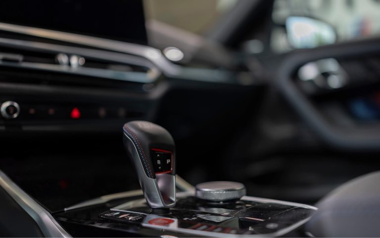 Nahaufnahme des Cockpits eines BMW M2 Coupés