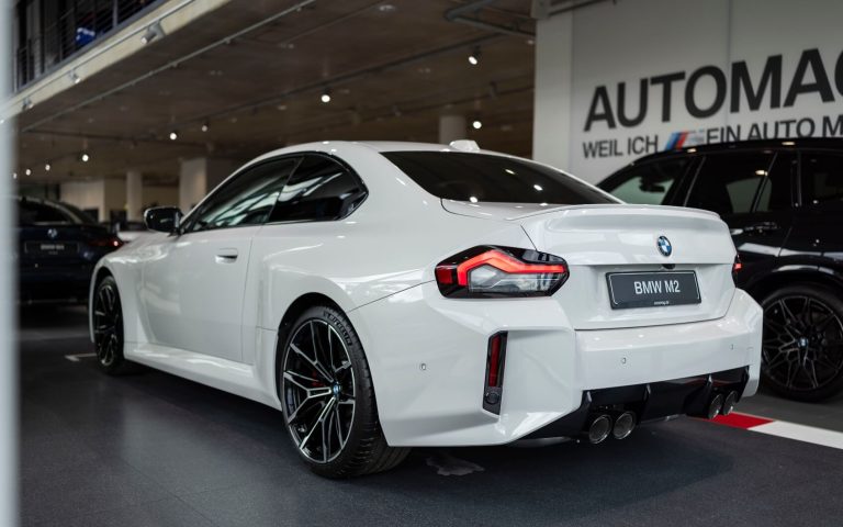 Heckansicht auf den BMW M2 Coupé im Showroom der Automag, Fokus auf den Heckscheinwerfern