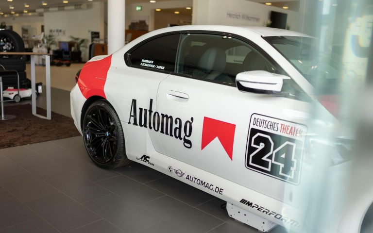 Seitenansicht der rechten Seite eines BMW M2 Coupé in Malboro Optik mit Fokus auf den Automag Schriftzug im Showroom der Automag