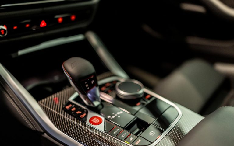 Detailaufnahme der Automatik Gangschaltung in einem BMW M4 Competition Coupé, getunt von AC Schnitzer