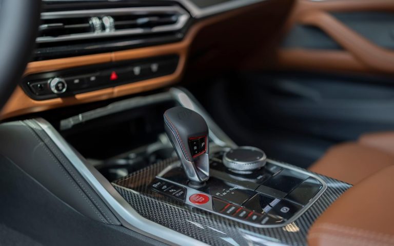 Detailaufnahme der Automatik Gangschaltung in einem BMW M4 Competition Coupé, aufgenommen im Showroom der Automag