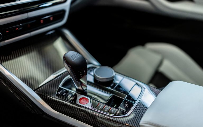 Detailaufnahme der Automatik Gangschaltung in einem BMW M4 Competition Coupé, aufgenommen im Showroom der Automag