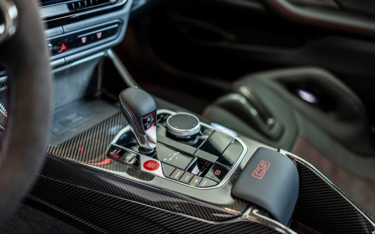 Detailaufnahme der Automatik Gangschaltung eines BMW M4 Coupé, aufgenommen im Showroom der Automag