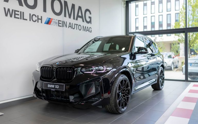 Frontansicht des BMW X3 M Competition in der Farbe Schwarz, aufgenommen im Showroom der Automag