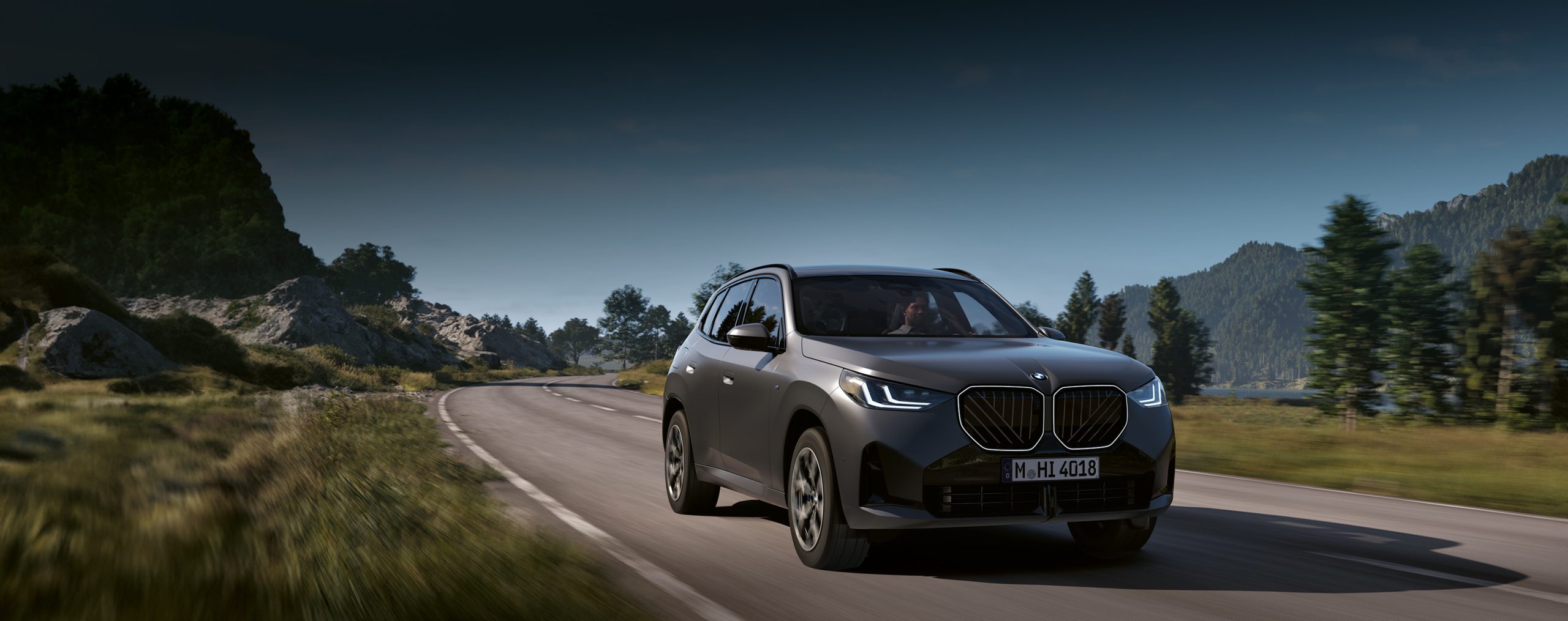 Der BMW X3 M in der Farbe Schwarz fahrend auf einer Landstraße