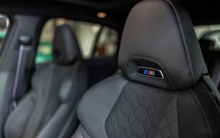 Detailaufnahme des schwarzen BMW M Ledersitzes in einem BMW X4 M Competition, aufgenommen im Showroom der Automag