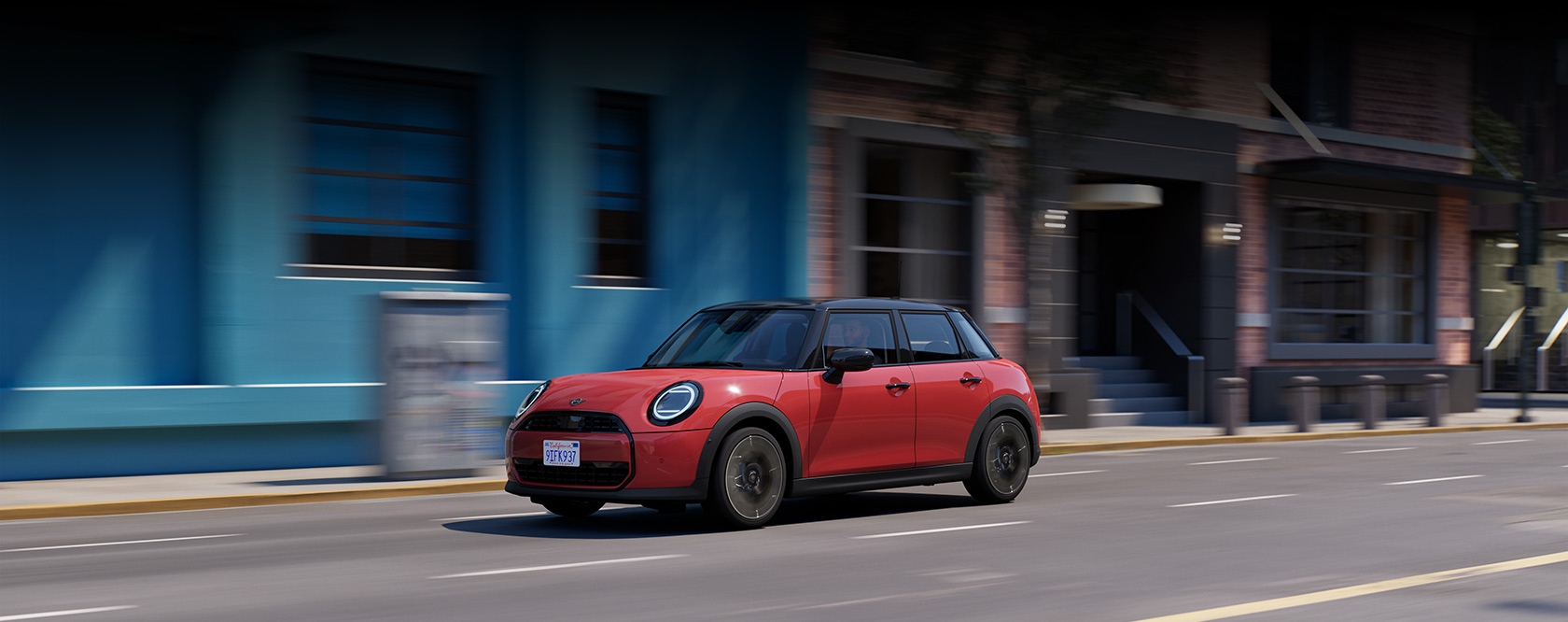 Roter Mini Cooper 5-Türer mit schwarzem Dach und fünf Türen fährt durch Stadtstraße.