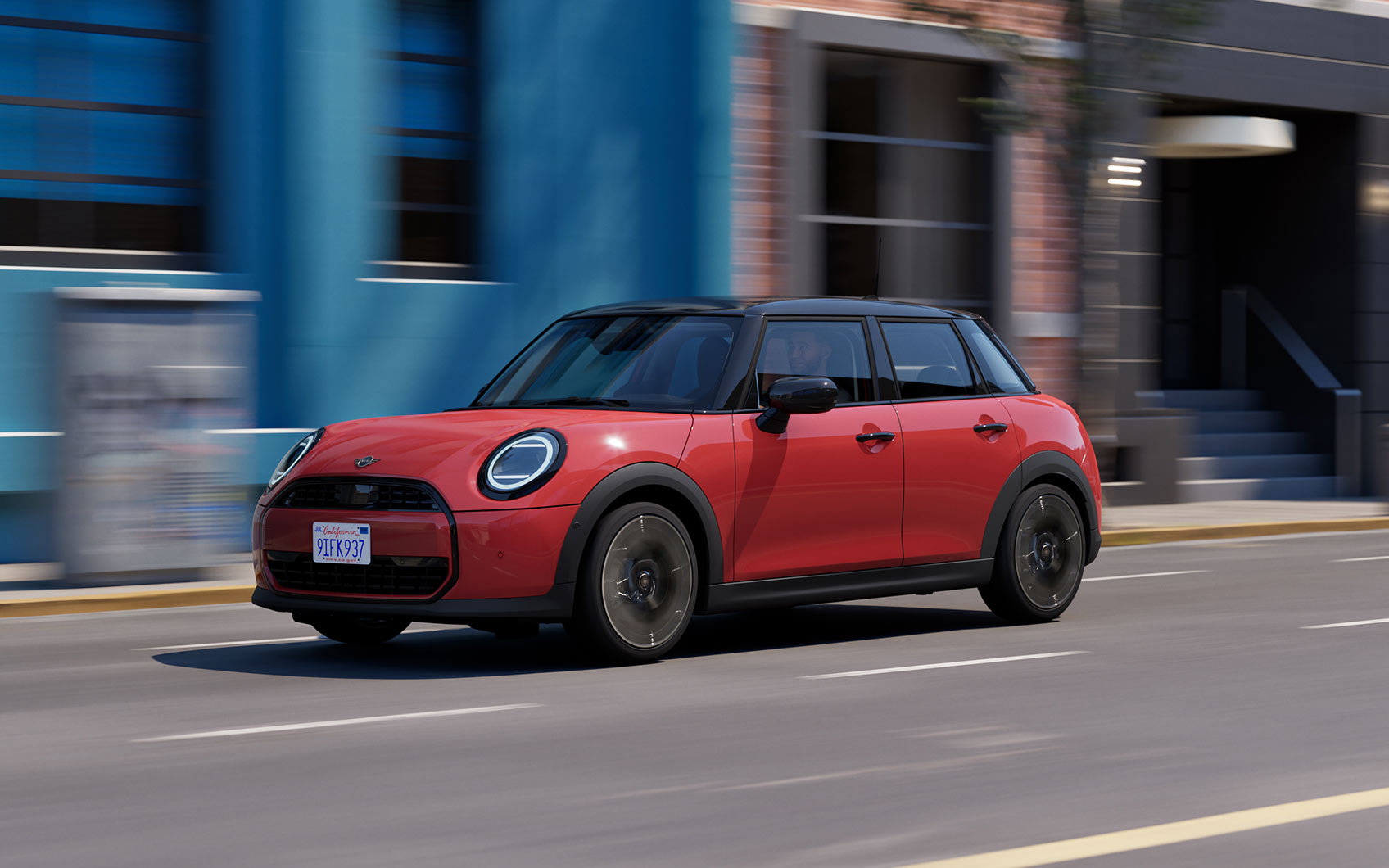 Roter Mini Cooper 5-Türer mit schwarzem Dach und fünf Türen fährt durch Stadtstraße.