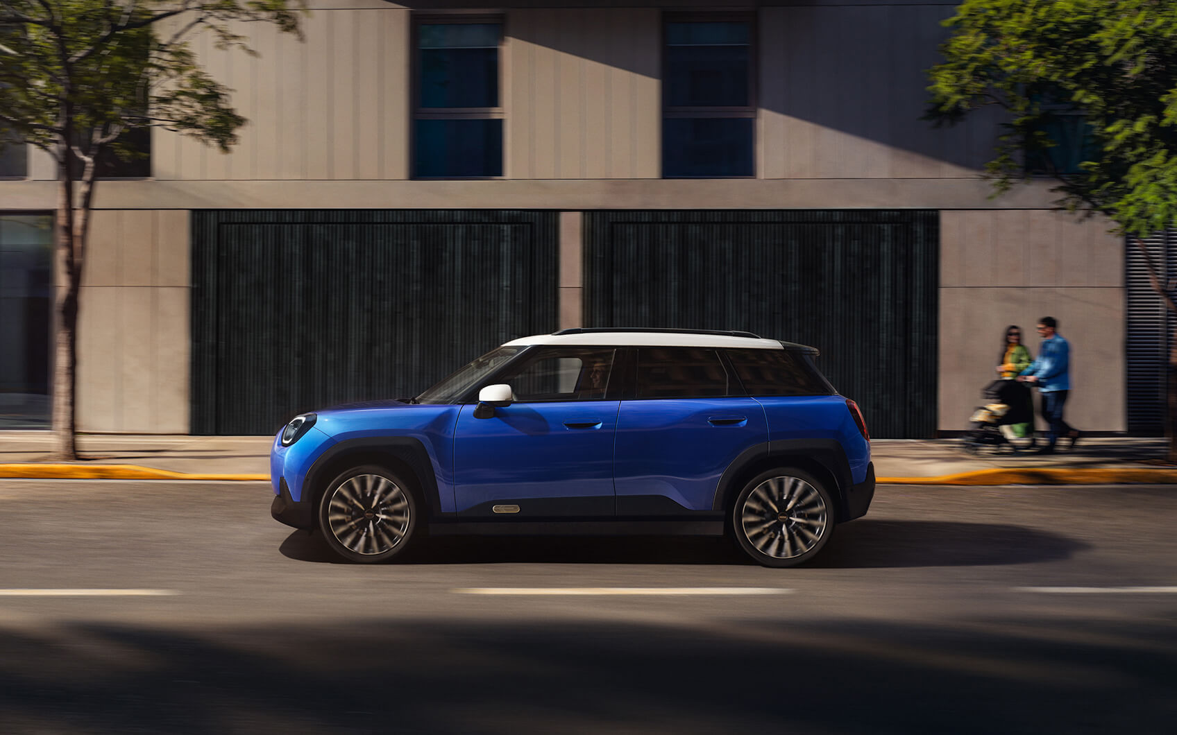 Blauer MINI Aceman vor einem Gebäude