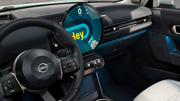 Cockpit eines MINI Cooper mit Blick auf Lenkrad und rundes OLED-Display, Ambiente-Beleuchtung