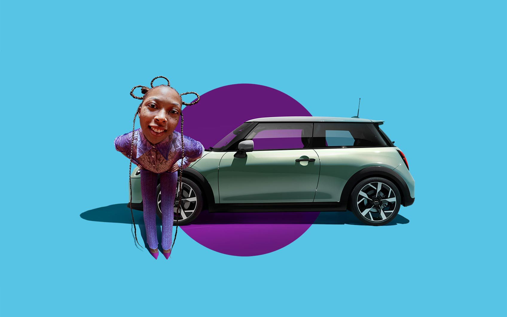 Studioaufnahme der Seitenansicht eines MINI Cooper in der Farbe Grün vor einem blauen Hintergrund, vor dem Fahrzeug steht eine Frau in violetter Kleidung