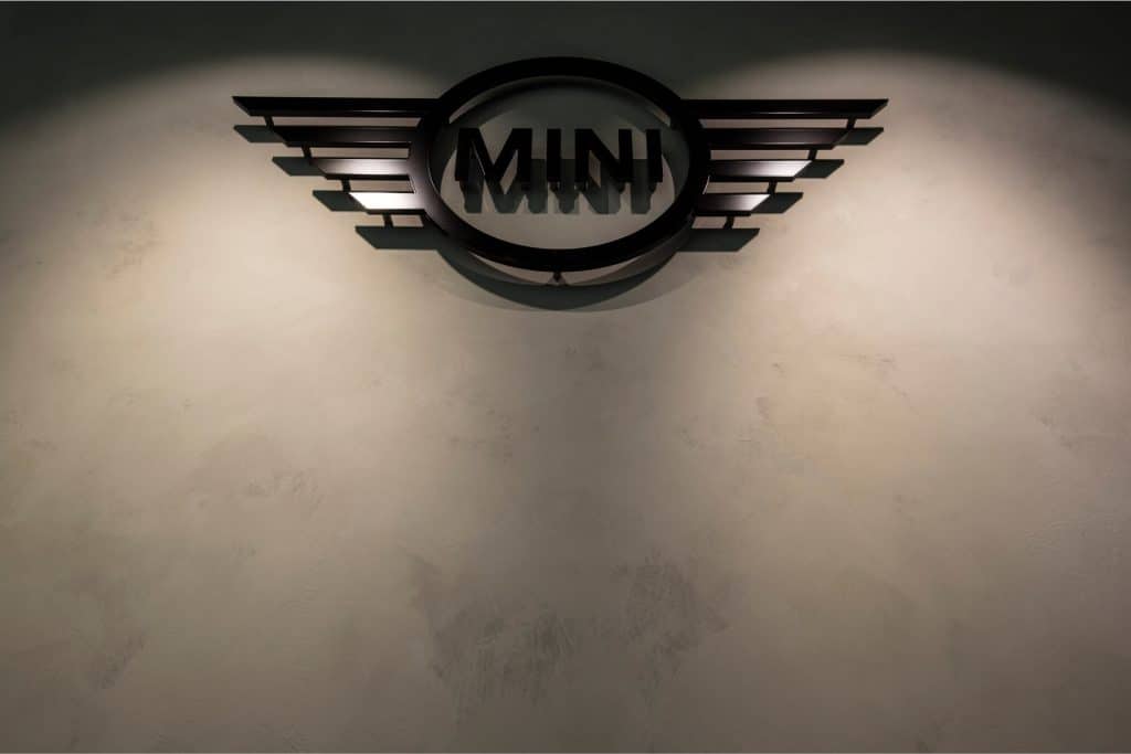 Beleuchtetes MINI Logo an der Wand im MINI Showroom der Automag