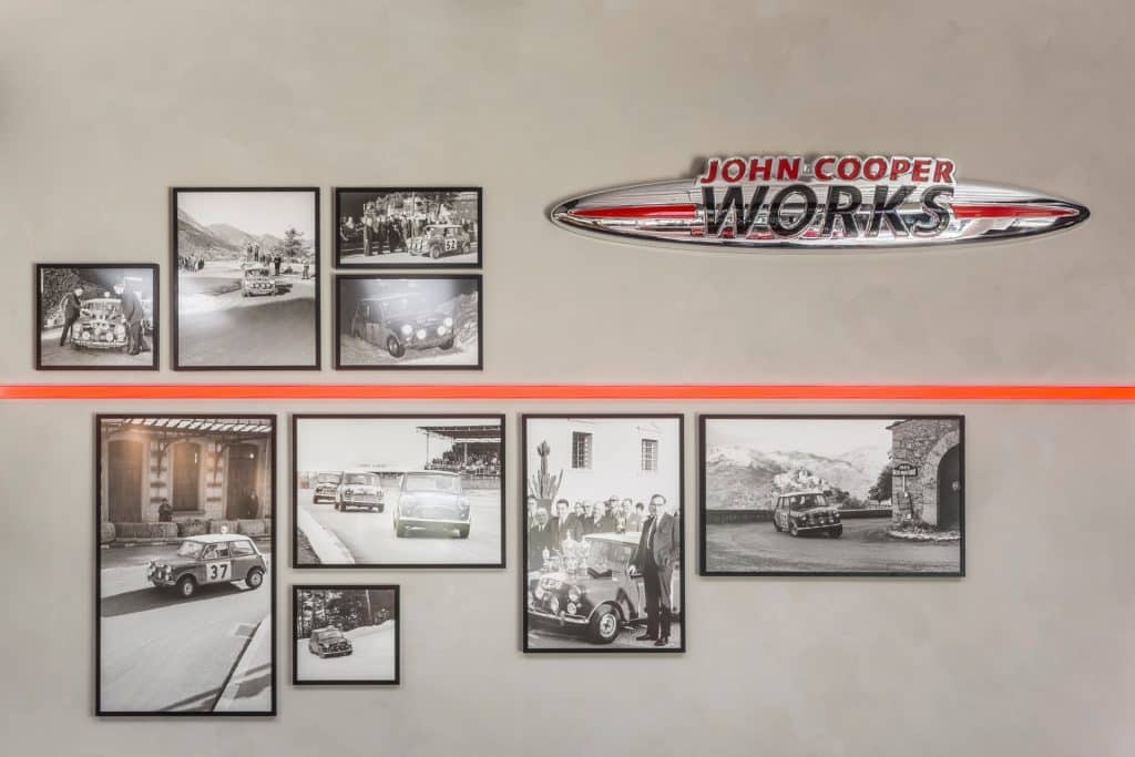 John Cooper Works Bildergalerie an der Wand im MINI Showroom der Automag