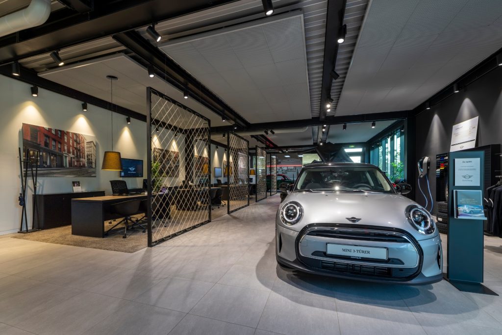 Moderner MINI Showroom der Automag, im Fokus ein MINI Cooper Neuwagen in Grau