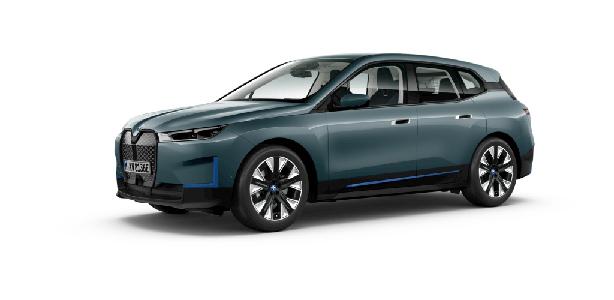 BMW iX in der Farbe blau als Neuwagen in Frontansicht ohne Hintergrund