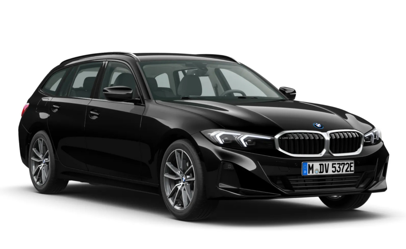 BMW 3er Touring PHEV in der Farbe Schwarz als Neuwagen in Frontansicht ohne Hintergrund