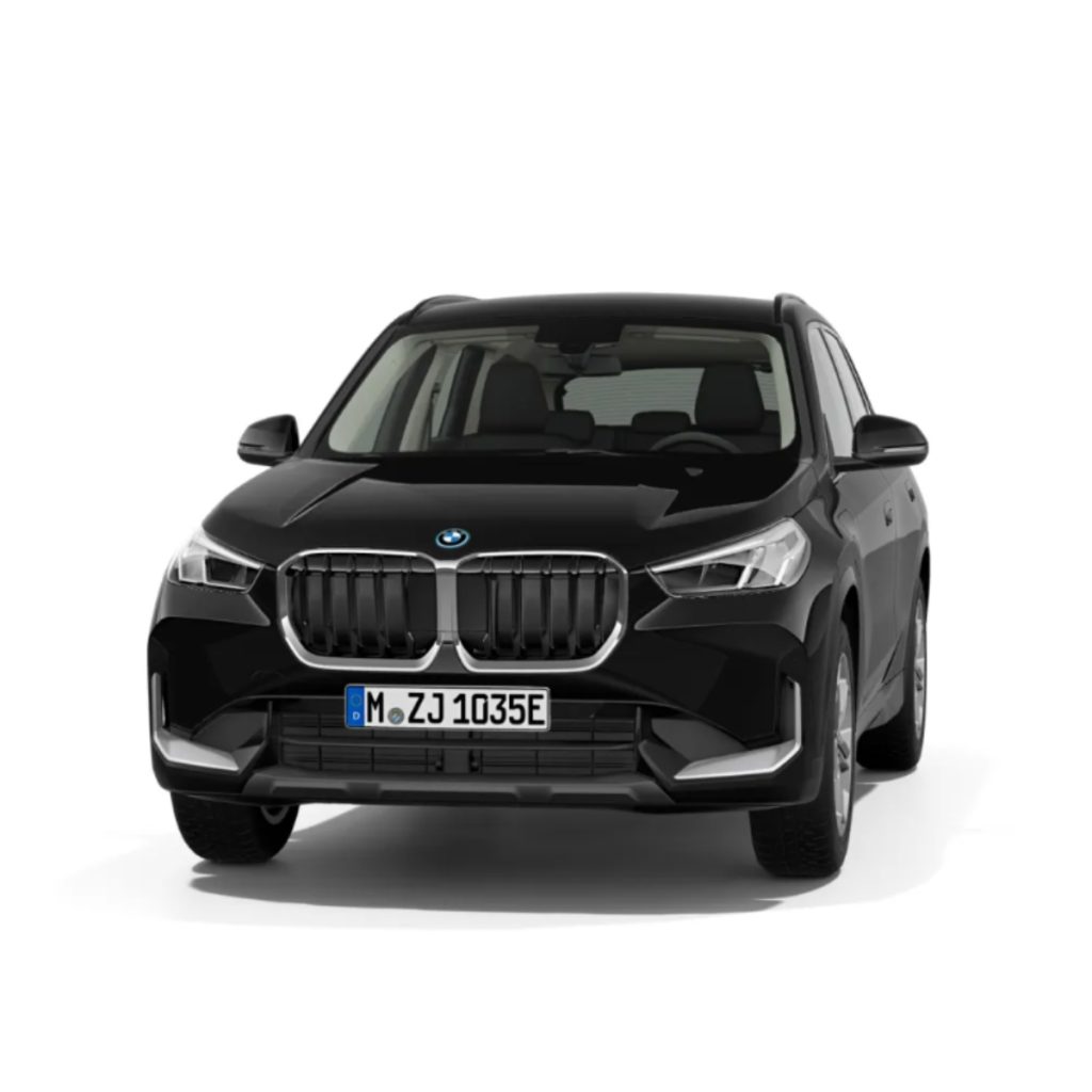 BMW X1 PHEV in der Farbe Schwarz als Neuwagen in Frontansicht ohne Hintergrund