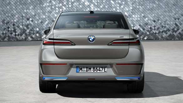 Heckansicht eines silbergrauen BMW i7 Elektro-Luxusfahrzeugs mit blauen Designakzenten