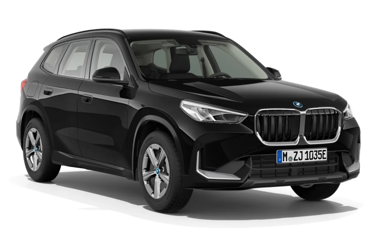 BMW X1 PHEV in der Farbe Schwarz als Neuwagen in Frontansicht ohne Hintergrund