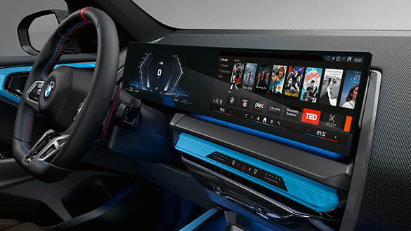 Infotainment-Display im BMW X3 Plug-in-Hybrid mit Streaming-Apps und blauer Ambientebeleuchtung