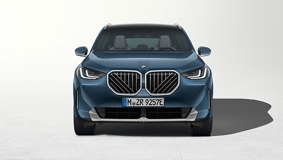 "BMW X3 Plug-in-Hybrid in Blau aus Frontansicht mit silbernem Kühlergrill und LED-Scheinwerfern