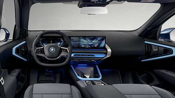 Innenraum des BMW X3 Plug-in-Hybrid mit Digitaldisplay, M Lenkrad und blauer Ambientebeleuchtung