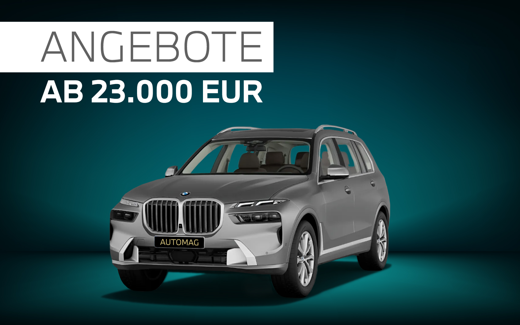 Studioaufnahme eines BMW X7 in der Farbe Grau vor einem grünen Hintergrund