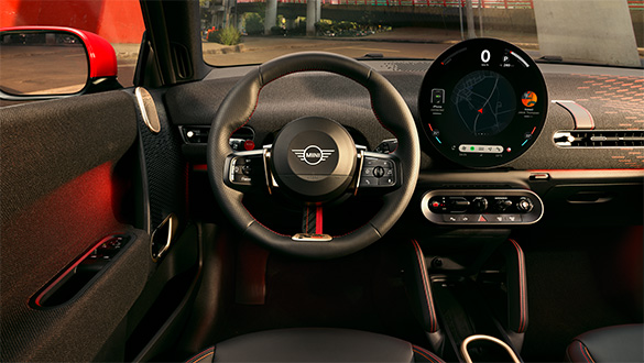 Cockpit des MINI John Cooper Works Electric mit JCW-spezifischem Lenkrad und rundem OLED Display