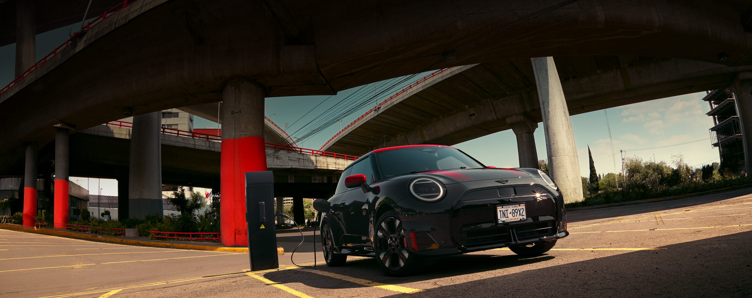 Cockpit des MINI John Cooper Works Electric mit JCW-spezifischem Lenkrad und rundem OLED Display